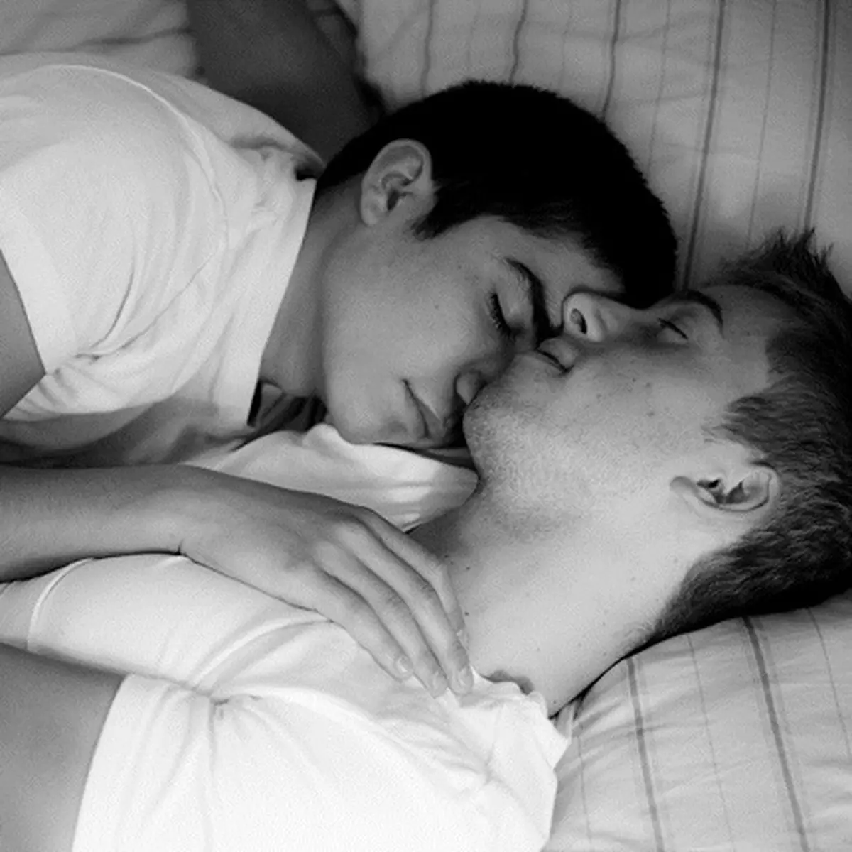 Сон с любимым мужчиной. Парень сдевушекой в кровати. Парни нежатся. Обнимашки парень с девушкой. Обнимает в постели.