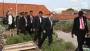 PM Denmark Lars Lokke Rasmussen didampingi Menko Kemaritiman, Luhut Pandjaitan menyusuri bantaran sungai belakang Museum Bahari, Jakarta, (28/11). PM Rasmussen memberi bantuan Rp11,8 miliar untuk mendukung tata kelola limbah. (Liputan6.com/Angga Yuniar)