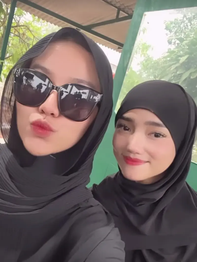 Mayang dan Fuji Selfie Usai Nyekar Makam Vanessa Angel, Doddy Sudrajat  Sebut Gala Sky Penyambung Silaturahmi - ShowBiz Liputan6.com