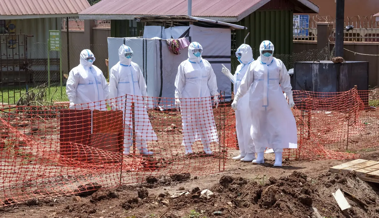 Dokter berjalan di dalam bagian isolasi Ebola Rumah Sakit Rujukan Regional Mubende, di Mubende, Uganda pada 29 September 2022. Vaksin Ebola eksperimental akan dikerahkan di Uganda saat negara tersebut melakukan tindakan pencegahan yang keras termasuk penguncian di daerah yang terkena Ebola. (AP Photo/Hajarah Nalwadda, File)