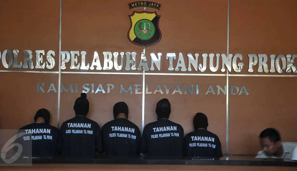 Para tersangka dihadirkan saat rilis kasus pencurian solar di Polres Pelabuhan Tanjung Priok, Jakarta Utara, Selasa (29/12). Aksi mereka dilakukan dari 2009 di wilayah Pertamina Digul Pelabuhan Tanjung Priok. (Liputan6.com/Gempur M Surya)