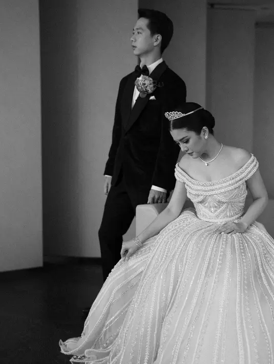 Di resepsi hari pertama, Valencia dan Kevin melanjutkan dengan busana yang berbeda. Megah, Valencia mengenakan gaun off-the-shoulder dari Elie Saab. Foto: Instagram.