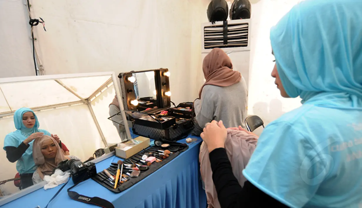 Pemenang pertama ajang Music Video Contest, Wiwi Handayani saat dirias jelang tampil di panggung inBox SCTV di Cibinong Square, Bogor, Jumat (30/1/2015). (Liputan6.com/Helmi Fithriansyah)
