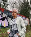 Set loungewear di-layering dengan bomber jacket menghasilkan look yang edgy untuk gaya hijab turban yang sporty (Foto: Instagram @mariahidrissi)