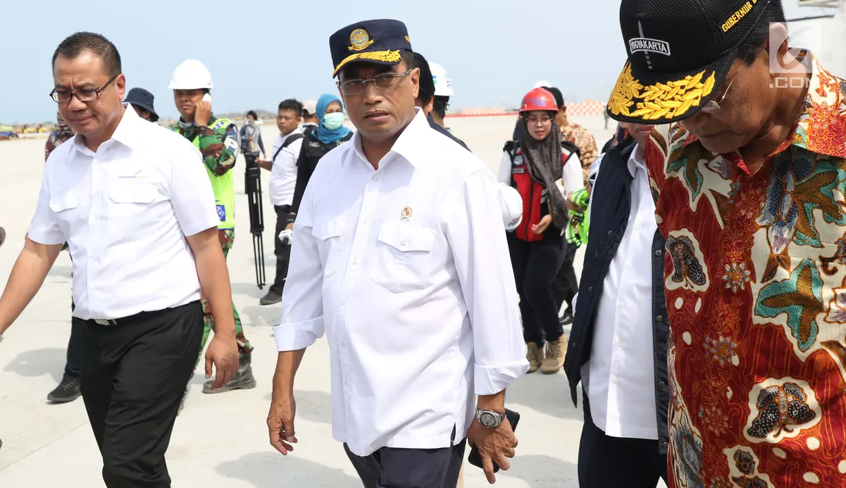 Menhub, Budi Karya Sumadi (tengah) saat meninjau Bandara Internasional Yogyakarta, Kulon Progo, Rabu (24/4). Progres pembangunan Bandara Internasional Yogyakarta hampir 100 persen, sementara progres pembangunan keseluruhannya termasuk domestik mencapai 47 persen. (Liputan6.com/Helmi Fithriansyah)