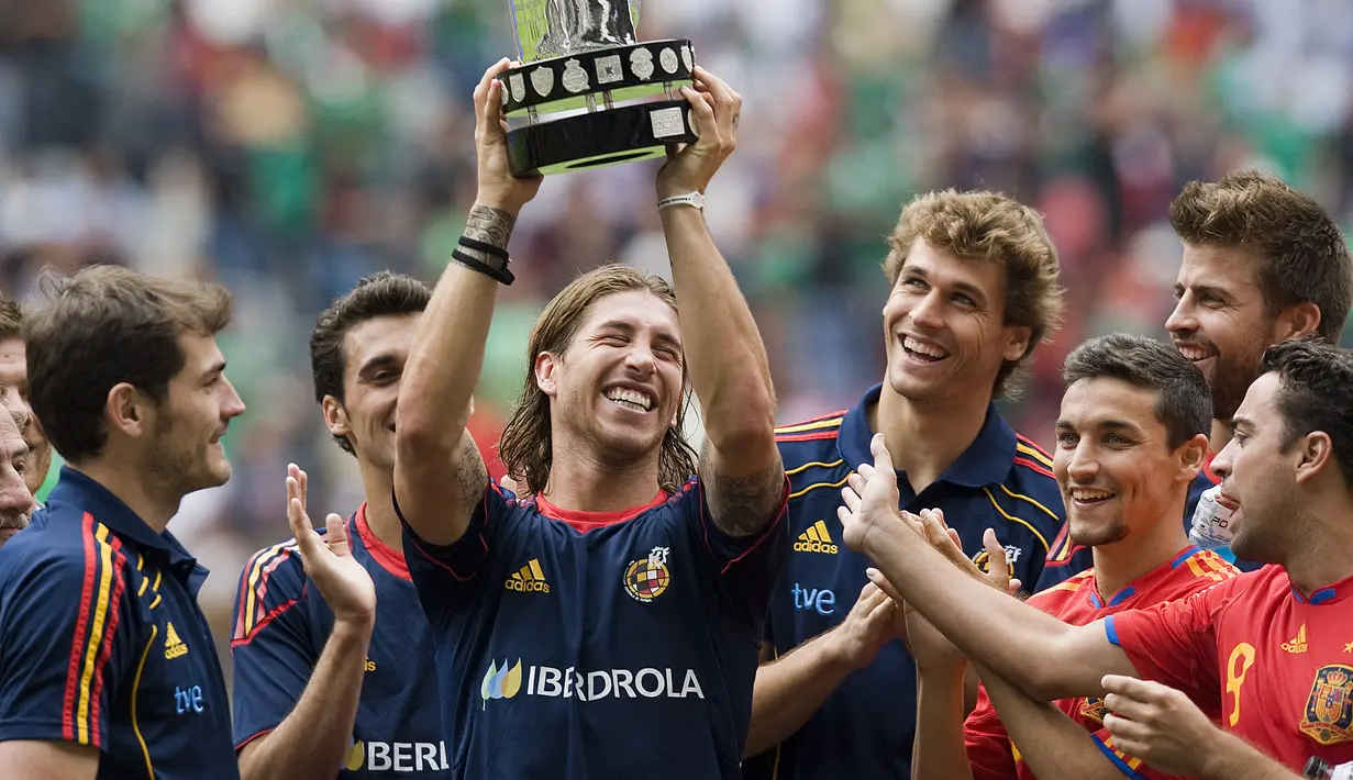 Bek Spanyol Sergio Ramos memegang Trofi Bicentenary setelah pertandingan persahabatan internasional di Stadion Aztec, di Mexico City, pada 11 Agustus 2010. Bek PSG itu masih mencoba berharap bisa kembali ke Timnas Spanyol saat Luis De la Fuente menggantikan Enrique. Namun, takdir berkata lain dan Ramos masih juga tak dilirik. (AFP/LUIS ACOSTA)