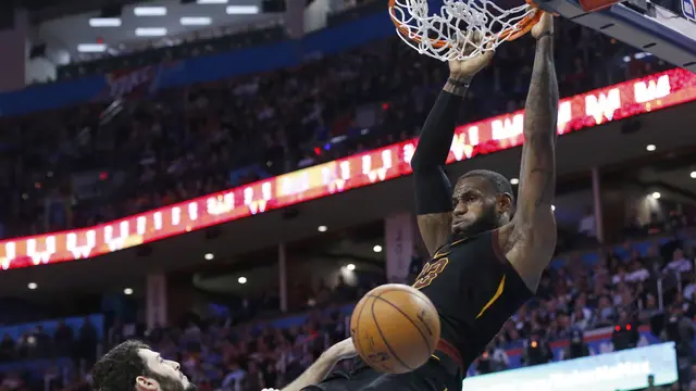 Pemain Cavaliers LeBron James melakukan dunk saat melawan Thunder