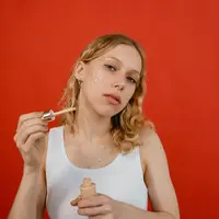 Simak kesalahan dalam mengaplikasikan concealer, bikin keriput makin tegas. (pexel/mart production).