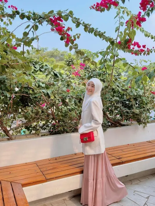 Perpaduan blazer putih dengan gamis coklat juga membuat Larissa semakin manis. Ditambah tas kecil berwana merah membuatnya terkesan anggun.  [instagram/larissachou]