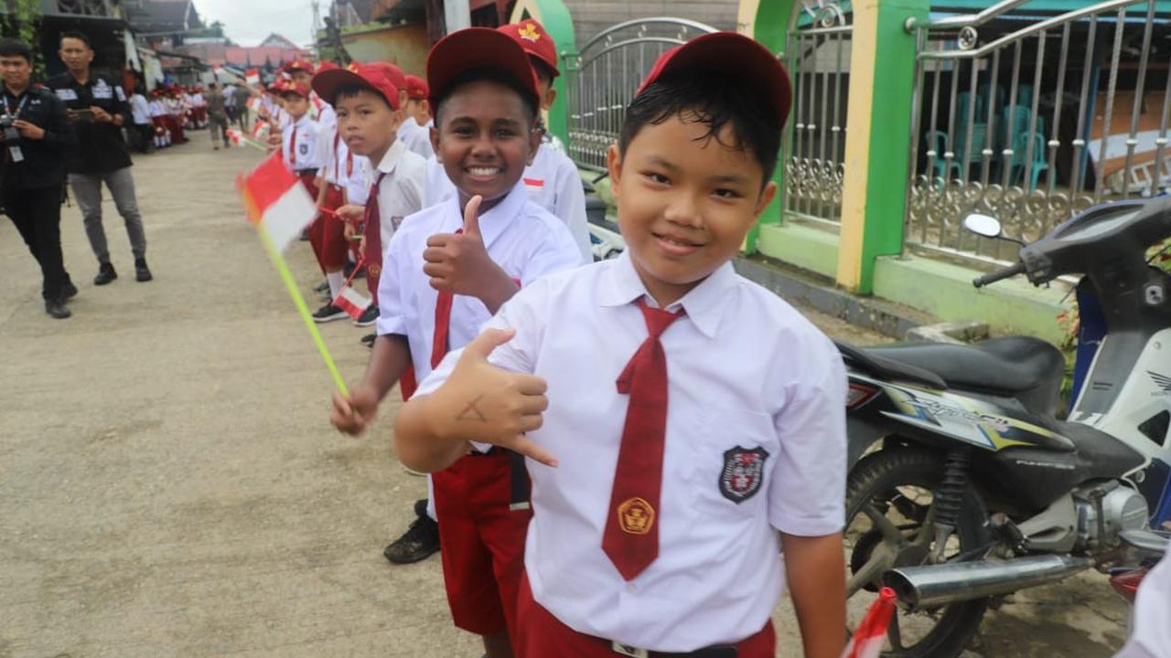 Pj Gubernur Kaltim Sapa Pelajar dan Salurkan Bantuan di Mahakam Ulu