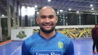 Alfonsius Kelvan menganu nasib di Persebaya. (Bola.com/Aditya Wany)