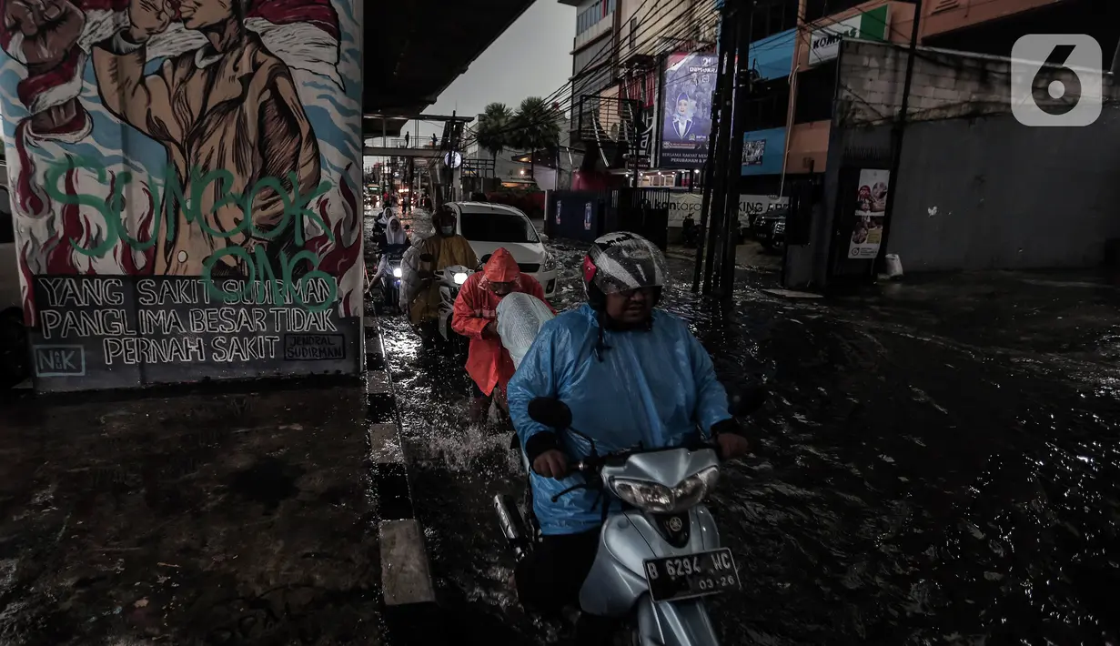 Sejumlah kendaraan menerobos Banjir yang menggenangi kawasan Seskoal - Cipulir, Jakarta, Selasa (4/4/2022). Hujan yang mengguyur wilayah Ibu Kota Jakarta mengakibatkan banjir menggenangi kawasan Simpang Seskoal, Kebayoran Lama, Jakarta. Banjir setinggi 50cm - 1 meter disebabkan saluran pembuangan berukuran kecil tersumbat. (Liputan6.com/Johan Tallo)