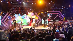 Band Geisha memeriahkan konser Gempita 2017 di Pantai Karnaval Ancol, Jakarta, Jumat (31/12). Grup band yang digawangi oleh Momo, Dhan, Aan, Nard dan Robby mengisi konser pergantian tahun Gempita 2017 yang digelar oleh SCTV. (Liputan6.com/Angga Yuniar)