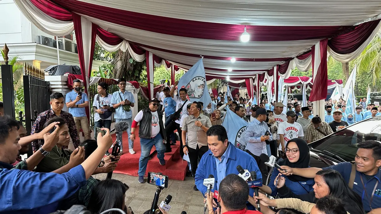 Menteri BUMN Erick Thohir turut mengawal capres nomor urut dua Prabowo Subianto di kediaman Kertanegara, Jakarta Selatan, sebelum mengikuti ajang debat capres 2024 di JCC, Senayan, Jakarta.