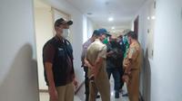 Sejumlah petugas menjemput warga terinfeksi varian Omicron Covid-19 di Penjaringan Jakarta Utara. (Istimewa)