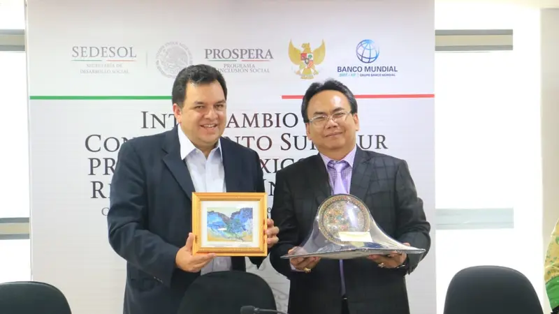 Dirjen Perlindungan dan Jaminan Sosial Kemensos RI Harry Hikmat bersama Jaime Gutierrez Casas National Coordinator of PROSPERA Mexico (sumber: Istimewa)