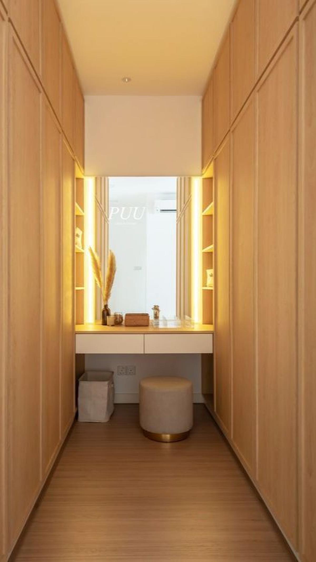 Walk in Closet Sederhana dengan Lemari Tertutup