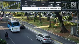 Kendaraan melintas di bawah mesin electronic road pricing (ERP) di Jalan Medan Merdeka Barat, Jakarta, Rabu (11/9/2019). Pemprov DKI menghapus anggaran APBD 2019 sebesar Rp40,9 miliar untuk jalan berbayar atau ERP setelah mendapatkan opini hukum dari Kejaksaan Agung. (Liputan6.com/Immanuel Antonius)