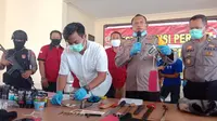 Kapolres Demak AKBP Fidelis Timoranto menunjukkan barang bukti peralatan yang digunakan untuk merampok. (foto: Liputan6.com/kusfitriya marstyasih)