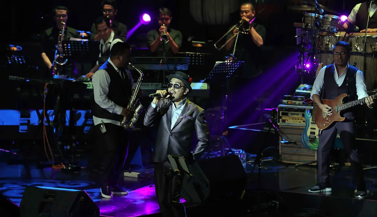 Ada kejadian yang susah untuk dilupakan membuka konser. Glenn salah lirik saat membawakan lagu Goyang Suka-suka dari album pertama Uthe. Penonton yang memadati area tertawa dan membuat sang penyanyi terlihat tersipu malu. (Deki Prayoga/Bintang.com)