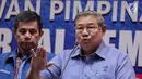 Ketua Umum Partai Demokrat Susilo Bambang Yudhoyono (tengah) menyampaikan keterangan di DPP Demokrat, Jakarta, Senin (30/10). Keterangan tersebut terkait revisi UU Ormas yang akan diajukan Partai Demokrat. (Liputan6.com/Faizal Fanani)