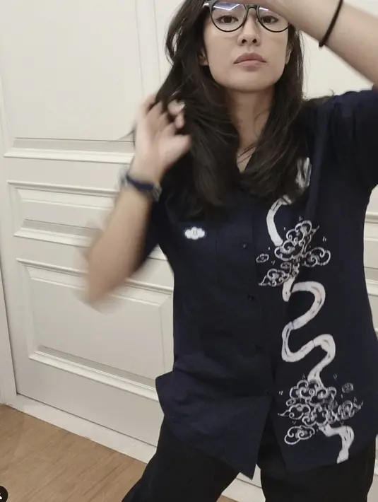 Sedangkan Dian Sastrowardoyo tampil dengan kemeha motif dengan dominasi warna monokrom disertai sentuhan motif nusantara untuk tanmpilan yang semakin menjanjikan. [Foto: Instagram/ Dian Sastrowardoyo]