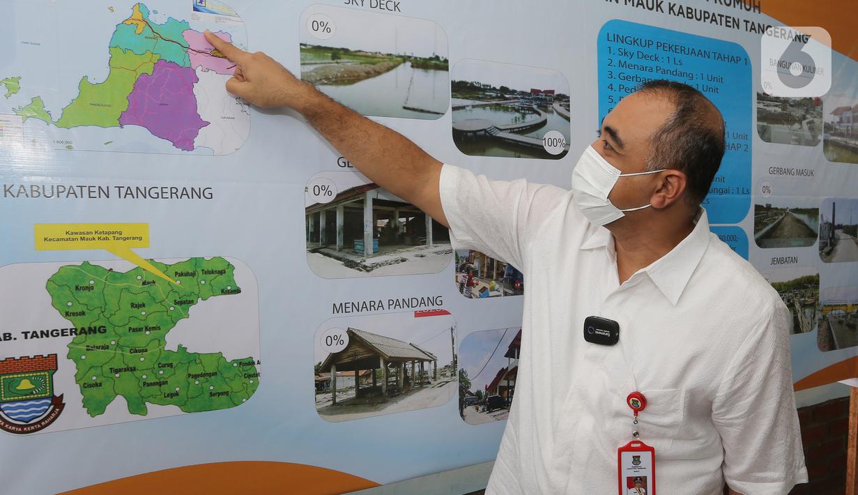 Wakil Presiden PEMSEA dan Network of Local Governments Ahmed Zaki Iskandar saat memaparkan peningkatan kualitas di Desa Ketapang, Mauk, Kabupaten Tangerang (21/01/2022). Kabupaten Tangerang akan menjadi lokasi acara internasional PEMSEA dan PNLG Meeting Summit 2022. (Liputan6.com/Fery Pradolo)