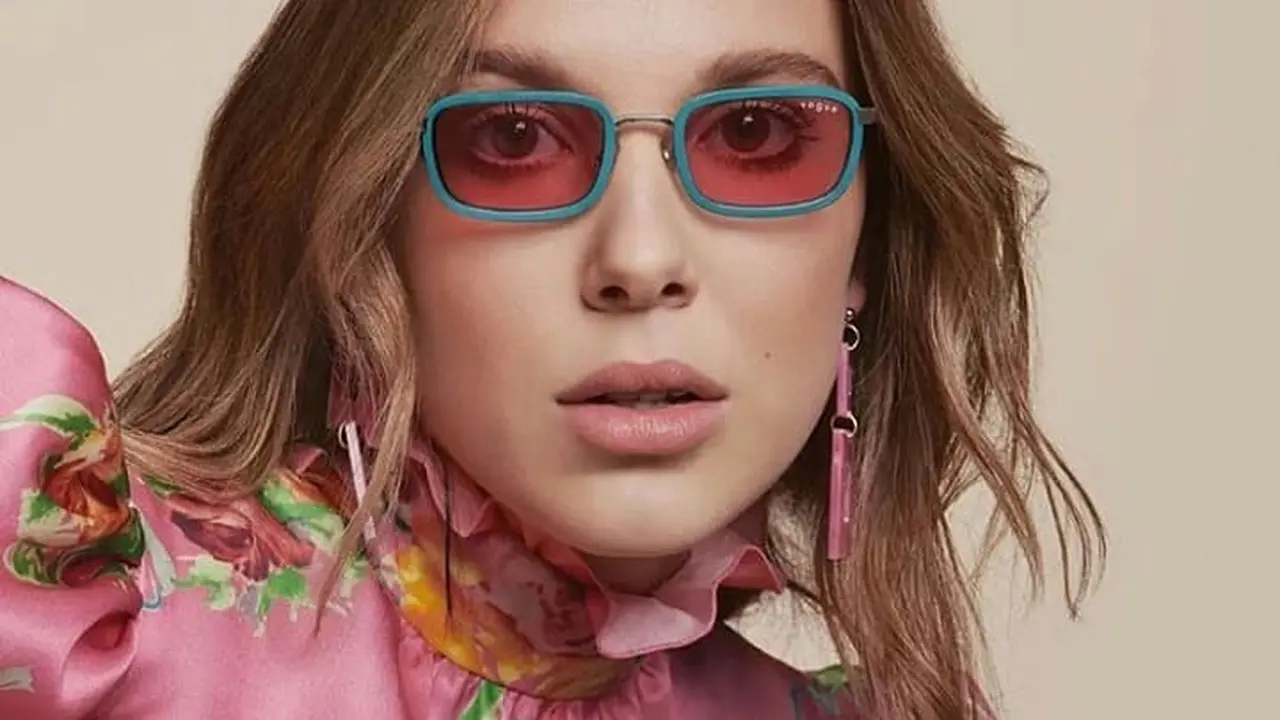 Tampil Retro di Hari Valentine dengan Kacamata Rancangan Millie Bobby Brown