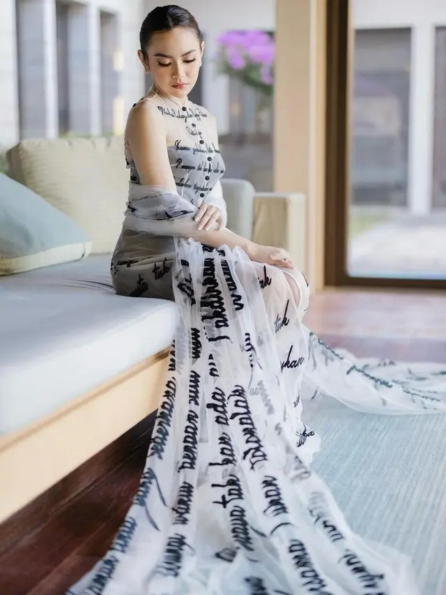 Potret 3 Bridal Robe Mewah Mahalini yang Secantik Gaun Pernikahannya, Dirancang Desainer Tanah Air