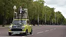 Komedian Inggris Rowan Atkinson, pemeran ‘Mr Bean’ mengendarai mobil mininya dan berkeliling di kawasan The Mall, London, Jumat (4/9/2015). Rowan Atkinson tersebut sebagai promosi serial TV dan Film komedi ‘Mr Bean’ (REUTERS / Toby Melville)