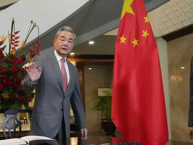 Menteri Luar Negeri Sugiono saat pertemuan dengan Menteri Luar Negeri China Wang Yi di Jakarta, Indonesia, Jumat, 21 Agustus 2026. (Foto AP/Tatan Syuflana)