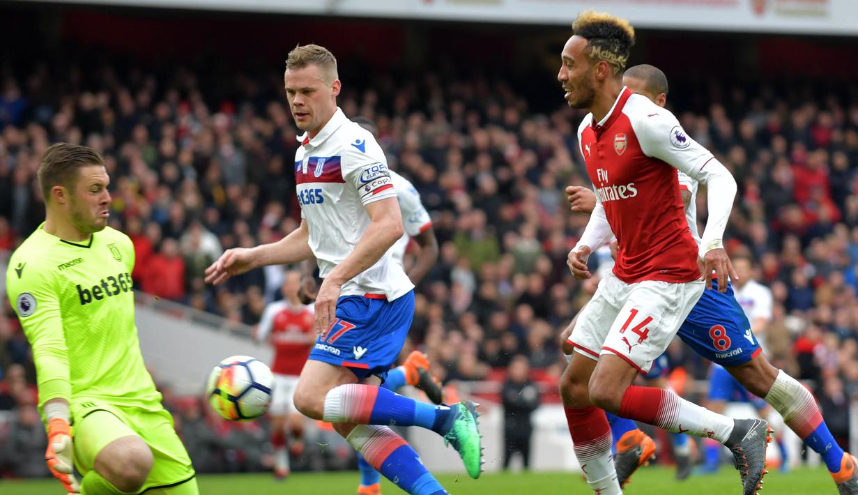 Kiper Stoke City Jack Butland menghentikan tembakan striker Arsenal Pierre-Emerick Aubameyang  saat pertandingan Liga Inggris di Stadion Emirates, London (4/1). (AFP Photo/Oliver Greenwood)