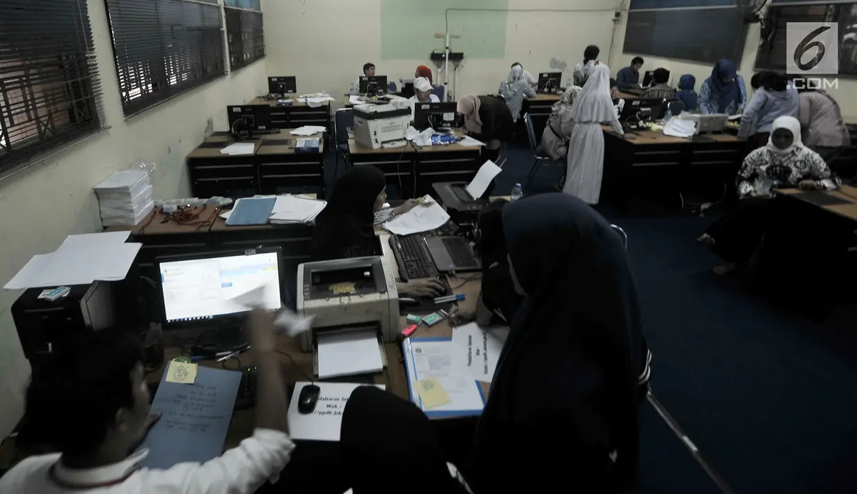 Suasana saat orangtua calon siswa baru mengurus Penerimaan Peserta Didik Baru (PPDB) di SMP Negeri 92, Jakarta, Senin (25/6). Pengambilan nomor token harus dilakukan secara manual alias datang langsung ke sekolah terdekat. (Merdeka.com/Iqbal S Nugroho)