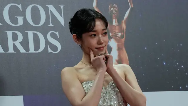 Son Ye Jin-Hyun Bin dan 5 Potret Bintang Korea Selatan Lainnya di Karpet Merah Blue Dragon Film Awards 2025