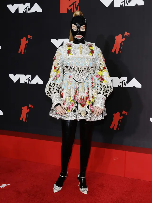 6 Tampilan Fenomenal nan Nyentrik di MTV VMA 2021