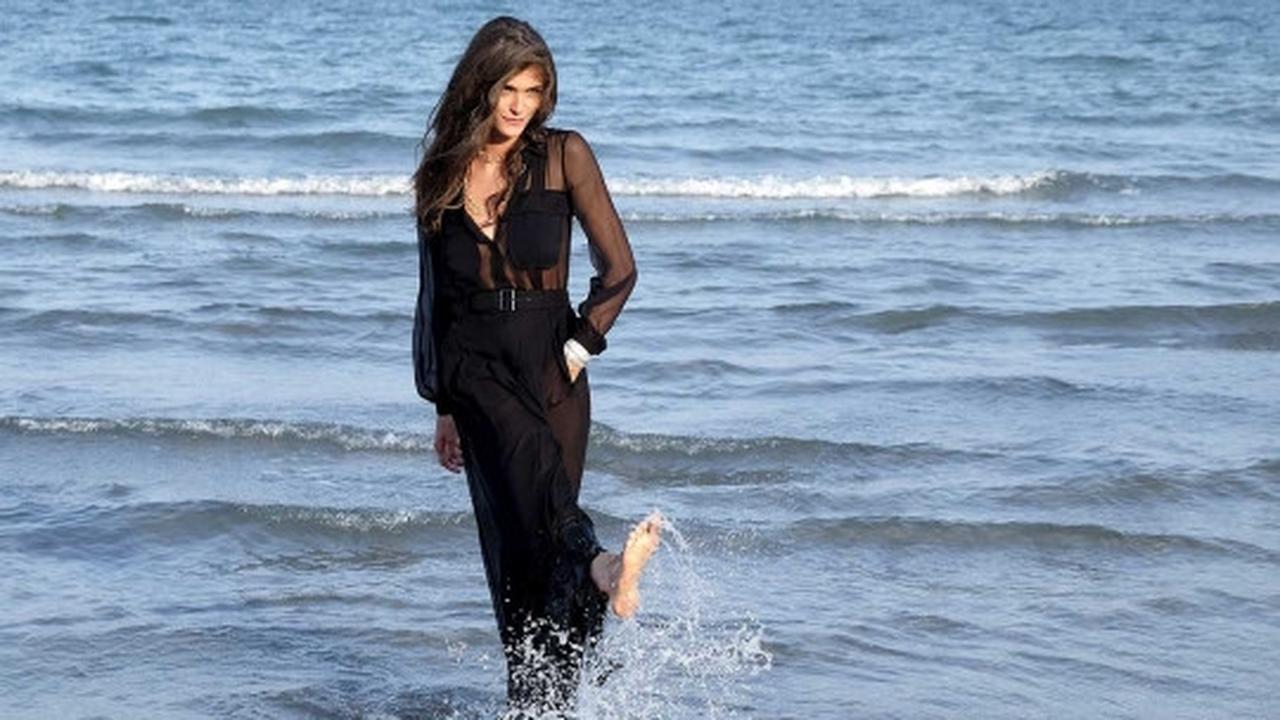Berpose di pantai, model cantik Festival Film Venice ini jadi buruan