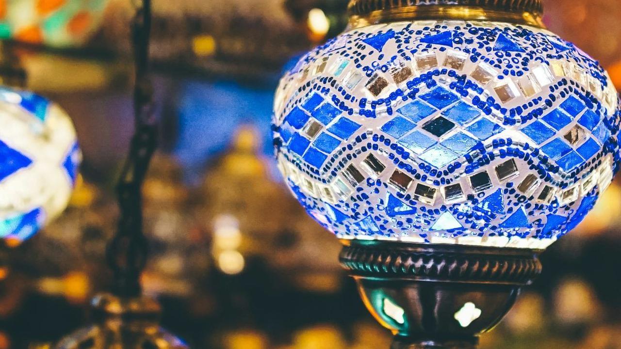 13.	"Marhaban ya Ramadan, berpisah dengan senyuman penuh haru."