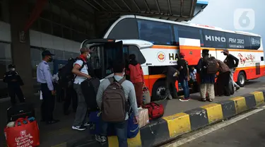 Penumpang arus mudik di Terminal Bus Pulogebang, Jakarta, Selasa (19/4/2022). Dalam dua pekan menjelang Idul Fitri 1443 H, para penumpang antar kota dan antar provinsi (AKAP) masih belum mengalami kenaikan pemudik dalam keberangkatan armada bus data hari ini. (merdeka.com/Imam Buhori)