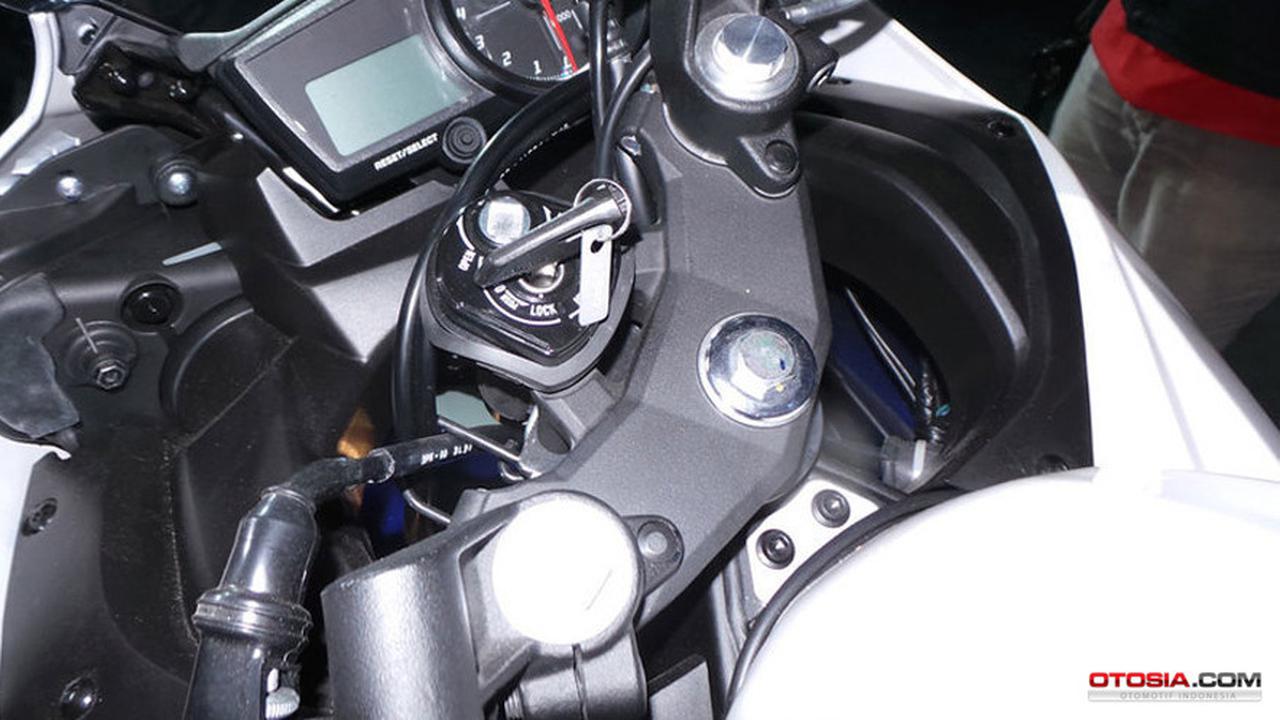 ECU R15 tidak bisa "dikanibalkan" ke Vixion (Ilustrasi foto: Nazar Ray)