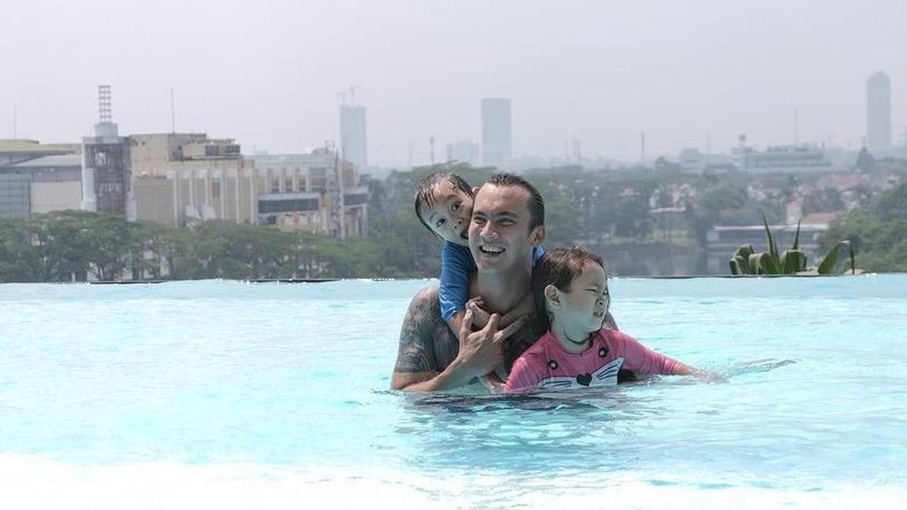 Suami Lady Nayoan ini kerap membagikan momen bersama sang anak di Instagram. Tampak ia bersama kedua anaknya tengah berenang.