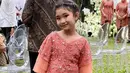 Bilqis putri Ayu Ting Ting tampil manis dengan kebaya peplum dengan detail ruffle di lengan warna terracotta. [@ayutingting92]