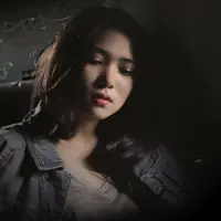 Beragam genre musik dimasukkan Isyana Saraswati dalam album terbarunya ini. (Mobil antik By Dano 081280069182, Galih W. Satria/Bintang.com)