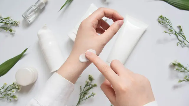 Cara Melakukan Patch Test dengan Benar, Penting Sebelum Coba-coba Produk Skincare Baru!