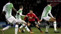 Para pemain Yeovil Town berusaha mengadang laju pemain Manchester United, Alexis Sanchez pada babak keempat Piala FA di Huish Park, Yeovil, (26/1/ 2018). Setan Merah menang 4-0. (Nick Potts/PA via AP)