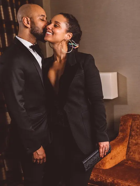 Tak lekang oleh wakti, Alicia Keys pun medapatkan kecupan penuh cinta dari sang suami, Swizz Beatz, yang ia abadikan dalam sebuah foto saat Valentine. (instagram/aliciakeys)