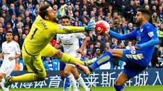 Riyad Mahrez gelandang Leicester City berhasil menjadi pesepak bola Afrika pertama yang berhasil meraih gelar Player of The Year 2016 ( Pemain Terbaik ) di Premier League.