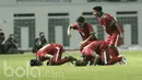 Pemain Timnas Indonesia U-16 melakukan selebrasi sujud sukur setelah Yadi Mulyadi mencetak gol ke gawang Singapura pada laga uji coba di Stadion Wibawa Mukti, Cikarang, Kamis, (8/6/2017). Indonesia menang 4-0. (Bola.com/M Iqbal Ichsan)