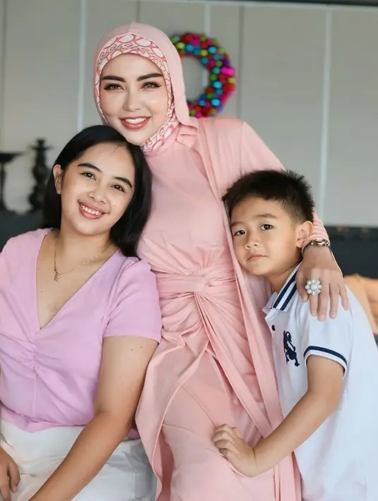 Tak hanya dua putri sambung, Bella juga membesarkan dua anak kandungnya dengan penuh kasih sayang. Kini, Bella resmi menjadi ibu dari empat anak yang tumbuh dalam lingkungan penuh cinta. Potret kebersamaan ini menunjukkan keluarga yang harmonis dan kompak. (Liputan6.com/IG/@bellashofie_rigan)