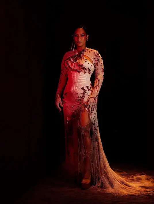 Penampilan Tara Basro terinspirasi dari kain kafan yang telah usang dan baju putih. (Foto: Instagram/ tarabasro)