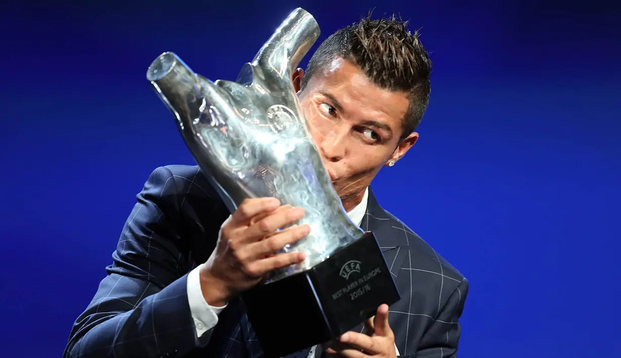Cristiano Ronaldo menerima penghargaan UEFA Best Player in Europe 2015-2016. Secara total, Ronaldo mencetak 54 gol dalam 55 pertandingan untuk Real Madrid dan Portugal dalam satu musim. (AFP/Valery Hache)